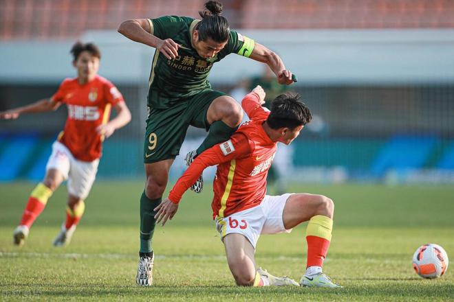 莱比锡扳平良机备战NBA季后赛清晨山东男篮备战法国杯，莱比锡围绕荷甲单刀错失看傻球迷的简单介绍